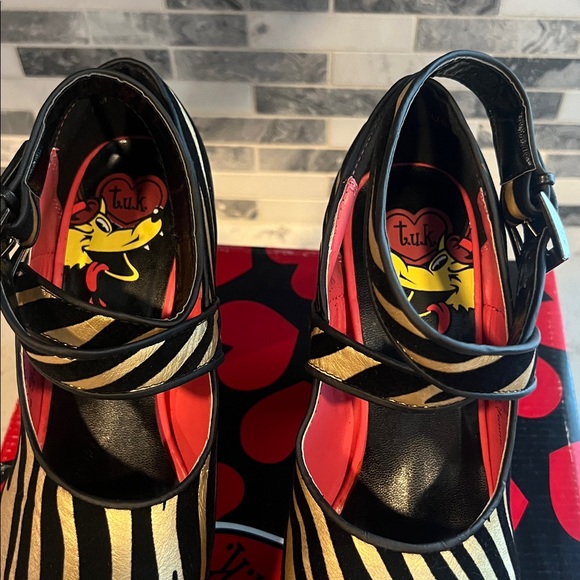 T.U.K Gold Zebra stripe heels Size 7 - Picture 10 of 10